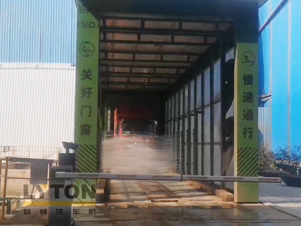 南京林頓ZX-400型自行式洗車(chē)機(jī)作業(yè)視頻，廣泛應(yīng)用于園林環(huán)保、城市管理及固體垃圾填埋場(chǎng)、煤礦、有色金屬礦場(chǎng)等場(chǎng)所